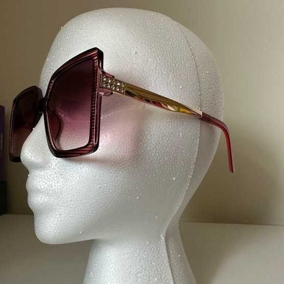 NEW one size fits most STYLISH SUNGLASSES - Picture 3 of 4